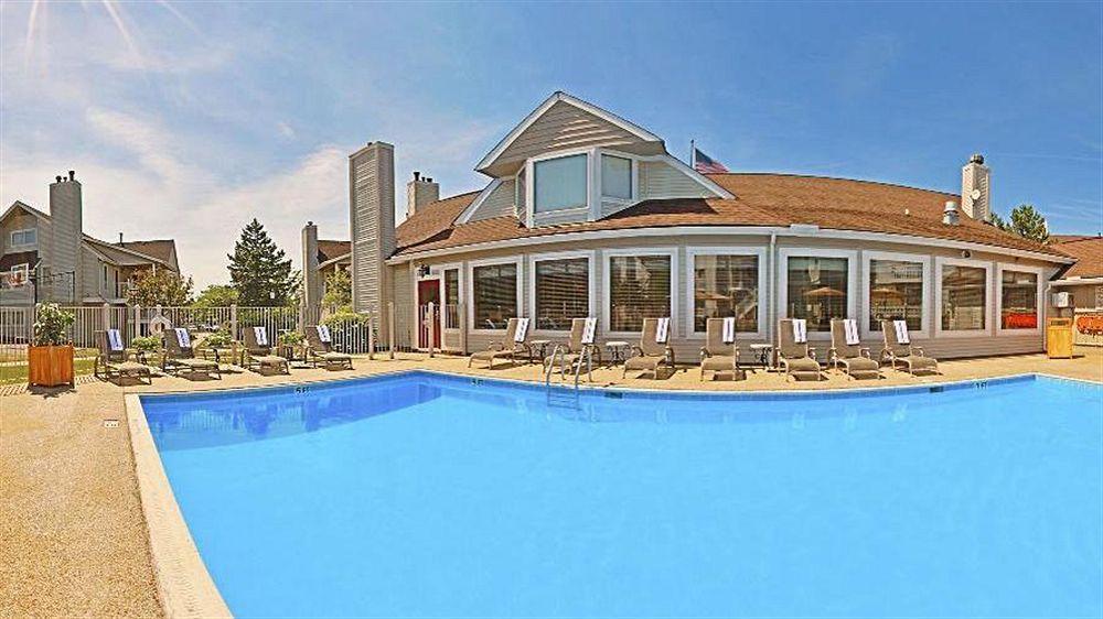 Sonesta Simply Suites Cleveland Airport Middleburg Heights Exterior photo