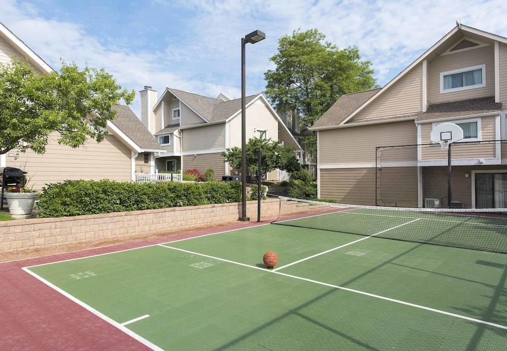 Sonesta Simply Suites Cleveland Airport Middleburg Heights Exterior photo