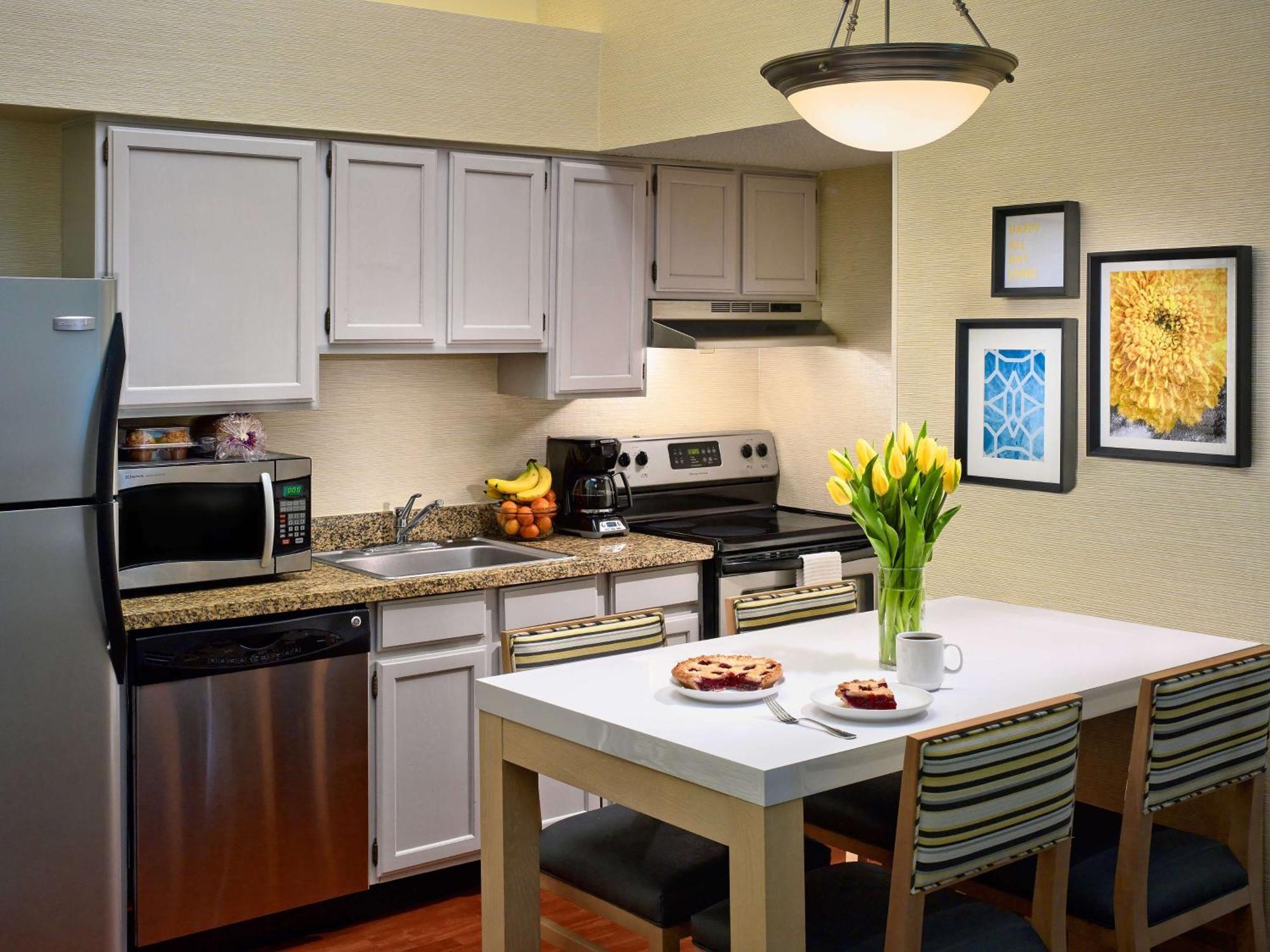 Sonesta Simply Suites Cleveland Airport Middleburg Heights Exterior photo