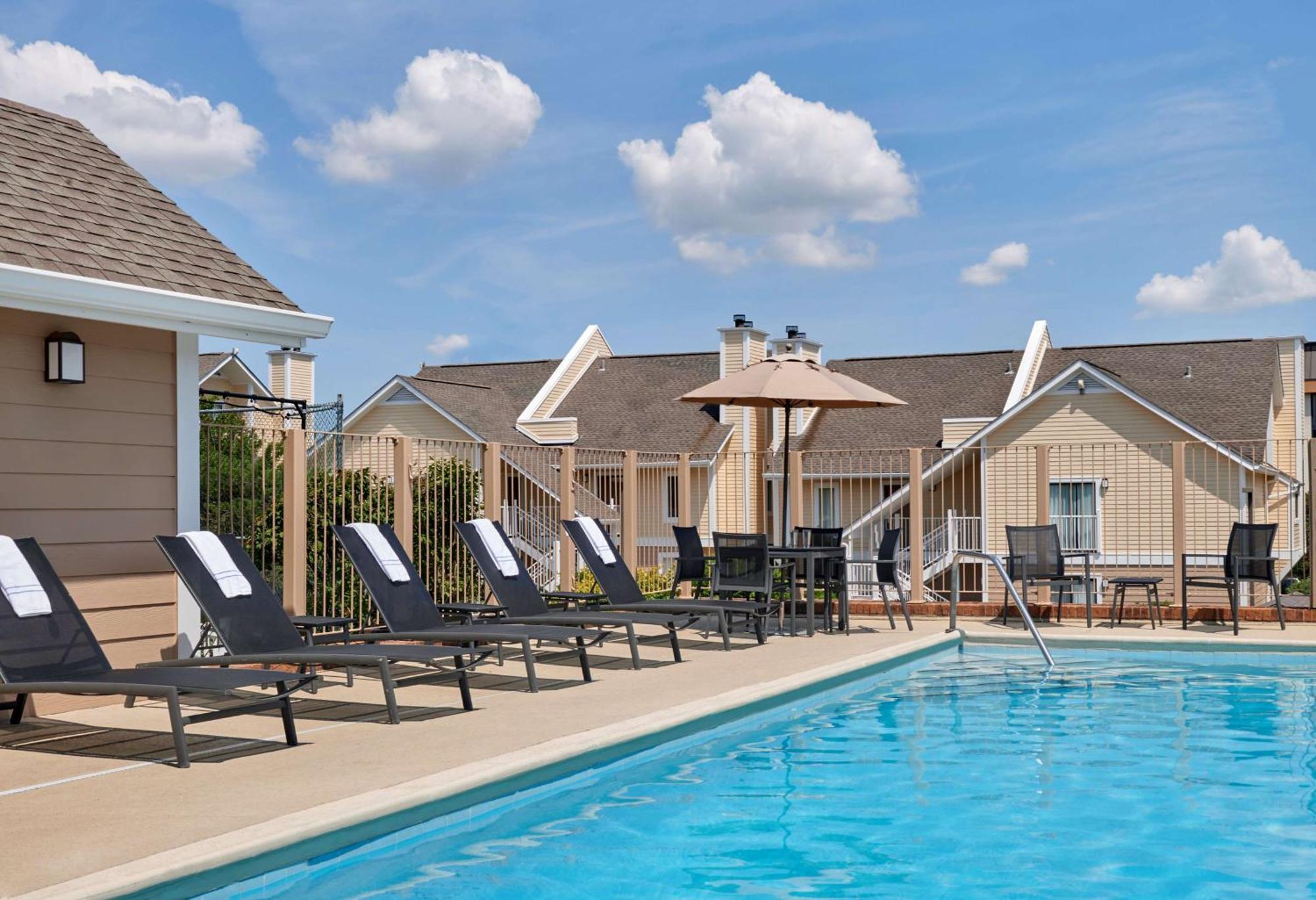 Sonesta Simply Suites Cleveland Airport Middleburg Heights Exterior photo