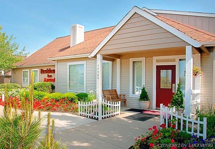 Sonesta Simply Suites Cleveland Airport Middleburg Heights Exterior photo