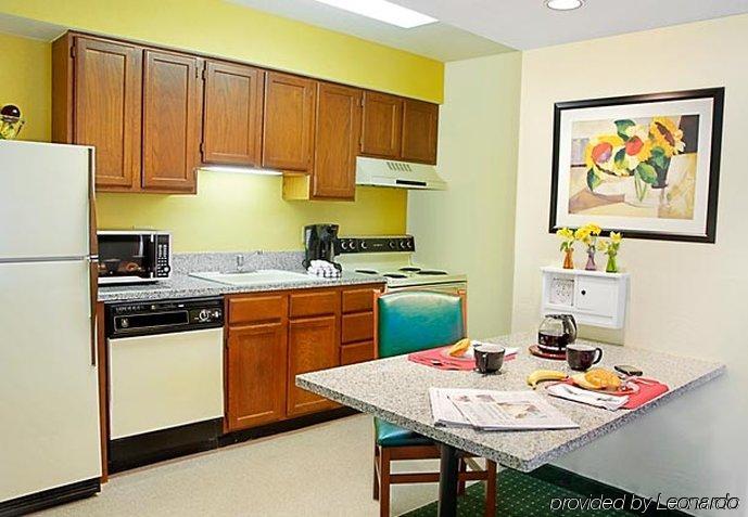 Sonesta Simply Suites Cleveland Airport Middleburg Heights Exterior photo
