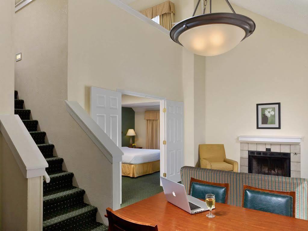 Sonesta Simply Suites Cleveland Airport Middleburg Heights Exterior photo