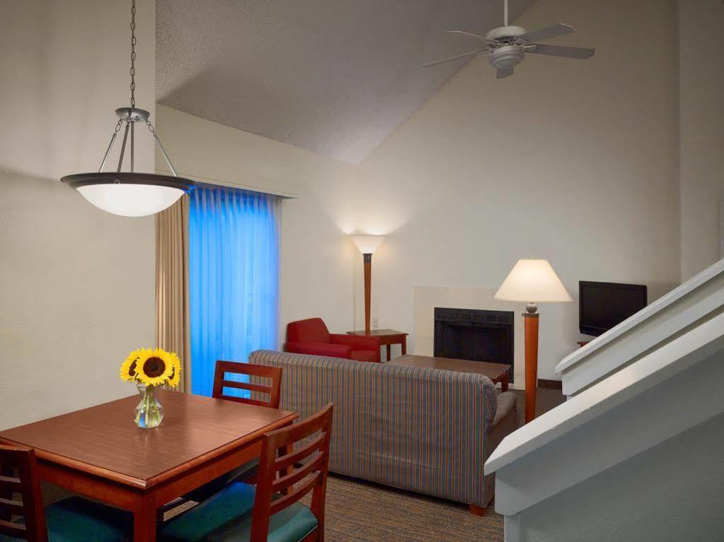 Sonesta Simply Suites Cleveland Airport Middleburg Heights Exterior photo